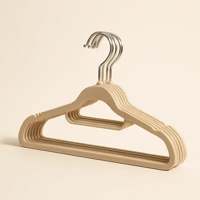 Standard plastic hangers – illustrative image, see the listing on Amazon for actual photos